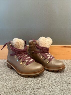 Sorel Taupe Lace-Up Boots with Cream Sherpa and Mauve Laces